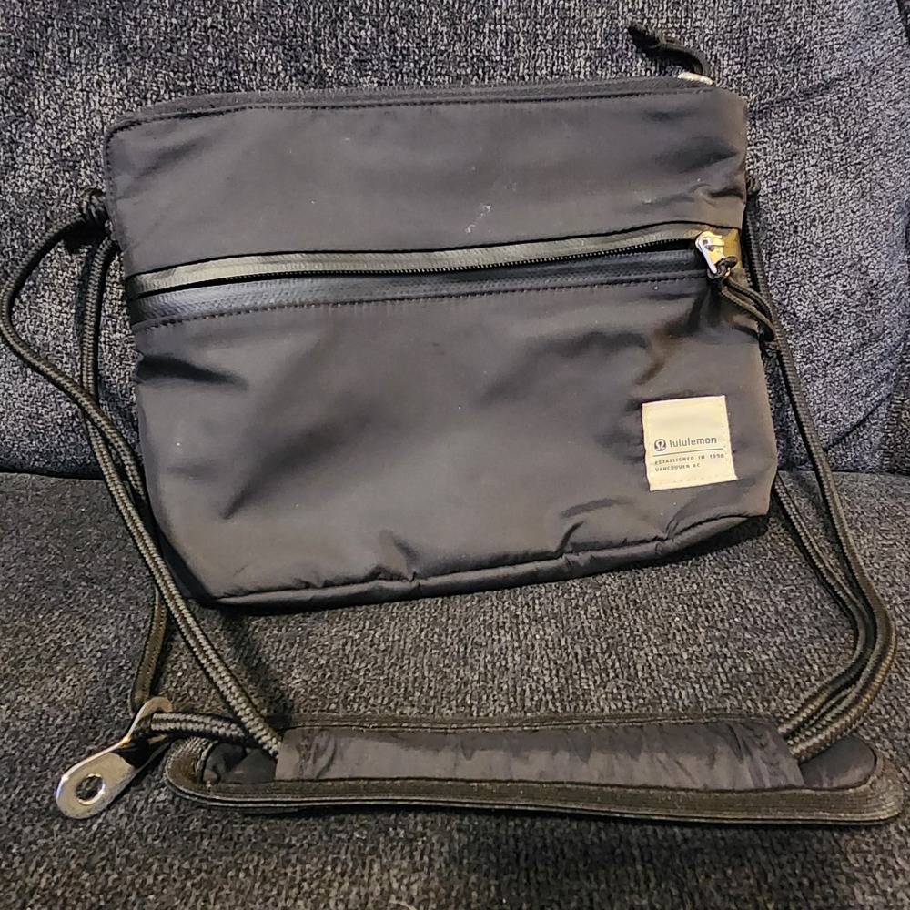 LULULEMON PATCH LOGO BLACK‎  CROSSBODY BAG Boho.